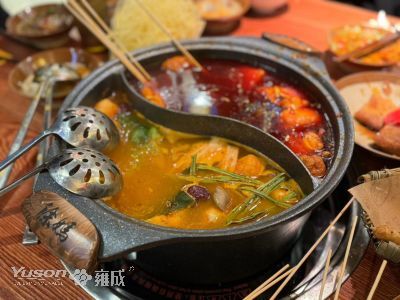 Thanksgiving-Feier mit würzigen Köstlichkeiten von Chongqing Hot Pot-Spießen